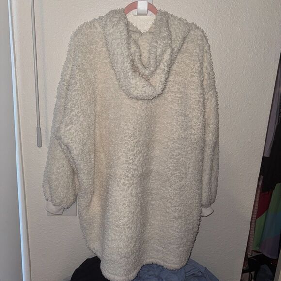 One Size White Sherpa Throwzy - Picture 2 of 2